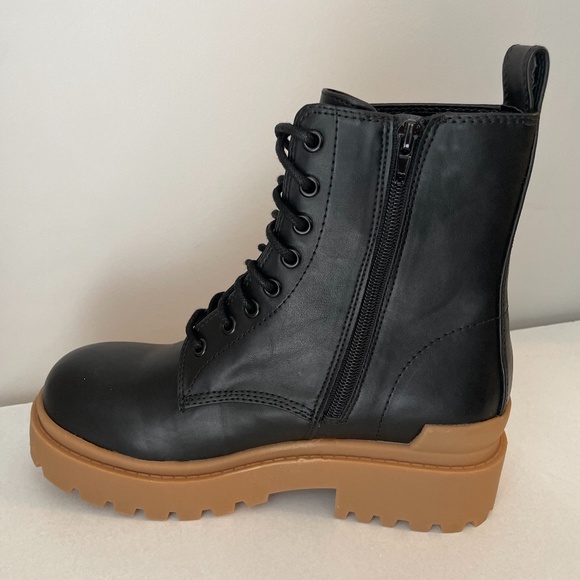 NWOT Urban Outfitters Brody Boot In Black - Picture 4 of 5